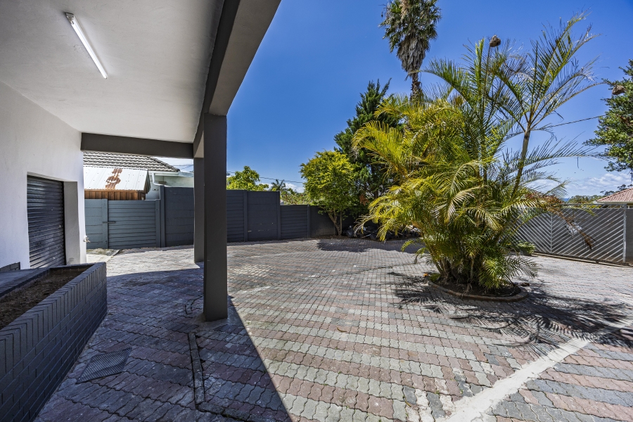 5 Bedroom Property for Sale in Sunnyridge Eastern Cape